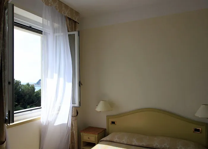 Ena Hotell 3*